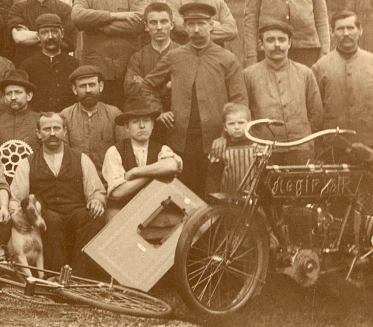 Auszug aus Belegschaftsfoto von 1908 mit AEGIR-Motorräder 3 1/2 HP